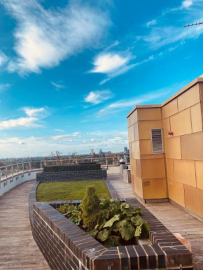Stylish 2bed2bath flat roof garden city view